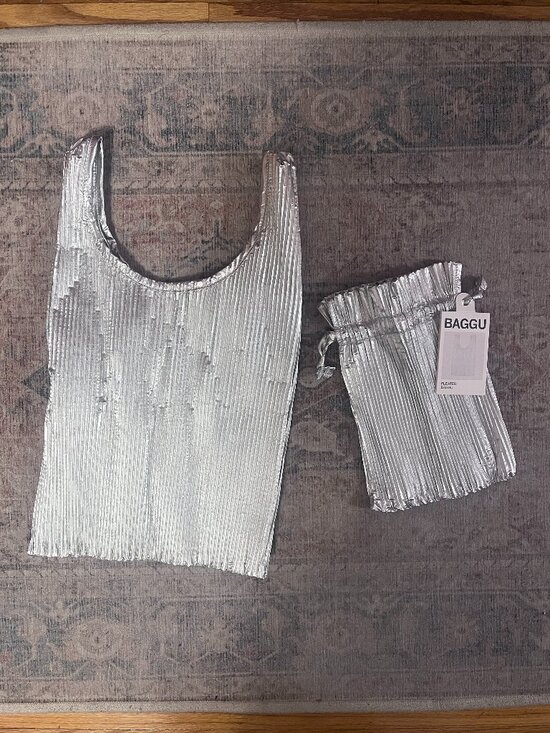 BAGGU Handbags - NWT Baggu Pleated Tote Bag - Silver Metallic